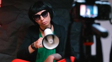 Duygusal video blogcusu kamera aracılığıyla abonelerle konuşuyor.