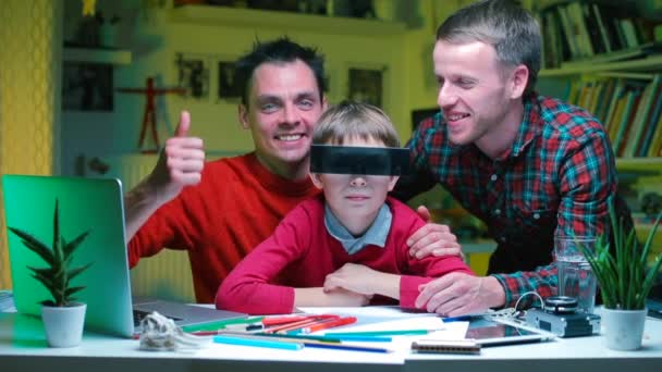 Dois gay homens com seu filho no o mesa no o escritório . — Vídeo de Stock