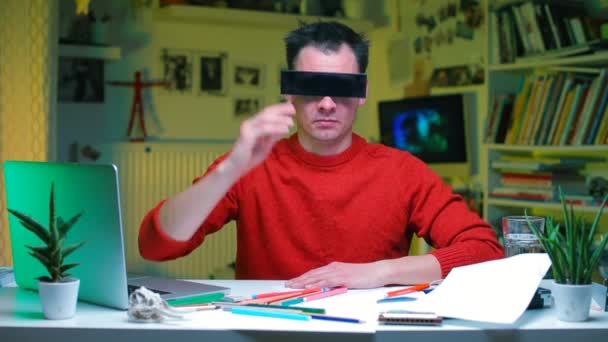Killen sätter på sig och tar av sig sina svarta rektangulära glasögon. — Stockvideo