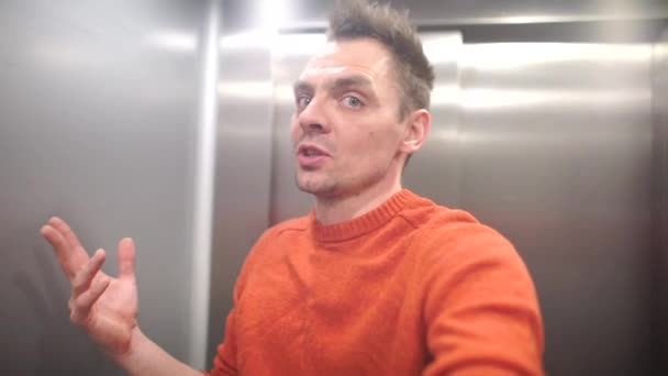 Yutuber está filmando un blog en el ascensor . — Vídeo de stock