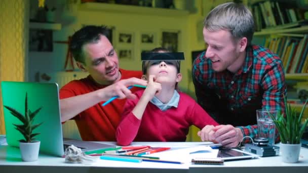 Een stel van hetzelfde geslacht met een kind. Papa veegt zijn zoon lippen af.. — Stockvideo