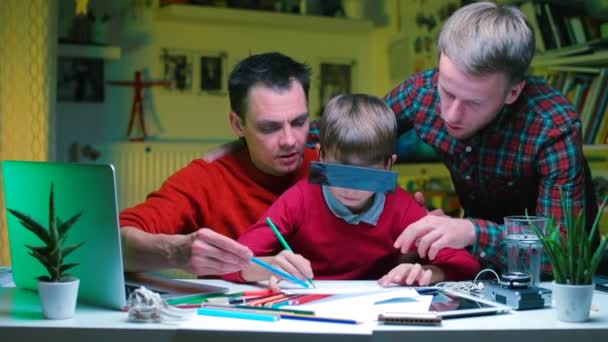 Lgbt partners doen schoolwerk met hun zoon aan tafel. — Stockvideo