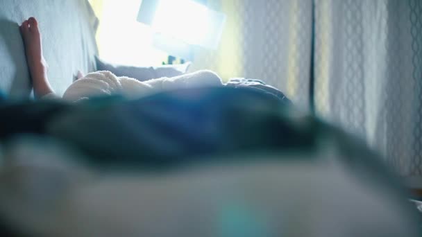 ソファの上で眠る少年の肖像画. — ストック動画