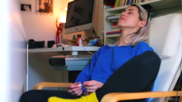 Relaxed girl sitting on a chair at a party. — Stock Video