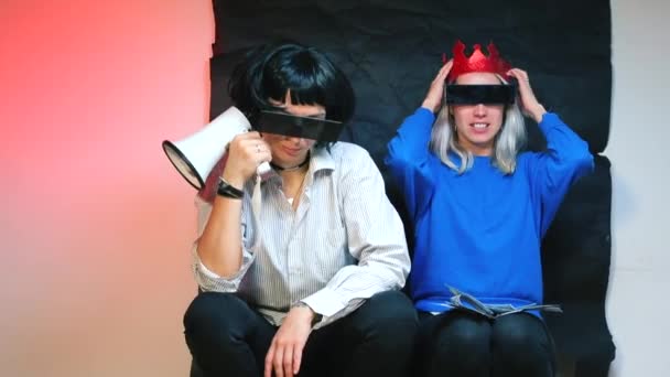 Bekarlığa veda partisinde eğlenen iki kız.. — Stok video