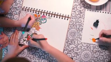 Çocuklar kağıda işaretli bir resim çizsin.