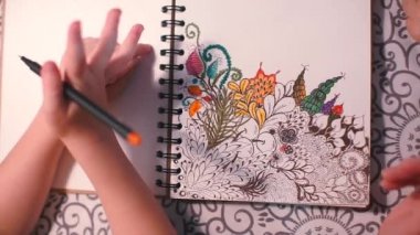 Anne ve oğulların ellerinin yakın çekimi..