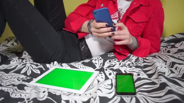 Chica utiliza un teléfono, tableta, teléfono inteligente — Vídeo de stock
