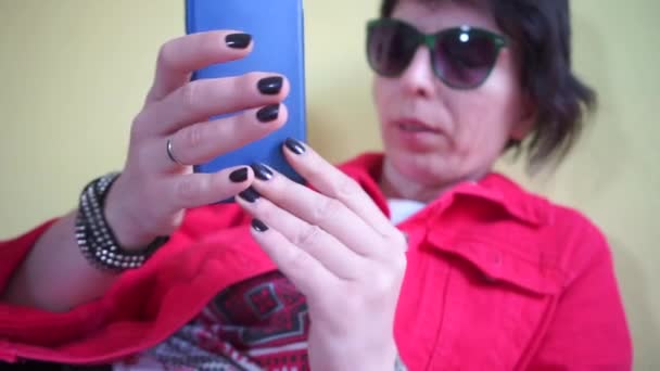 Close-up of girls hands holding smartphone — ストック動画