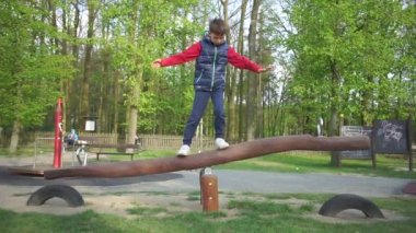 Okul çocuğu beden eğitimi dersinde denge sınavını geçer.