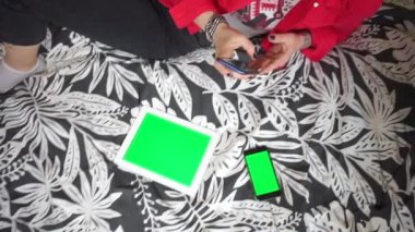 Kız cep telefonu, tablet ve akıllı telefon kullanıyor.