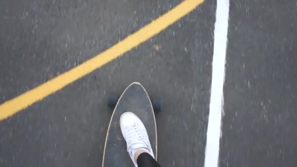 Menina passeios em um skate no asfalto, montando na grama — Vídeo de Stock