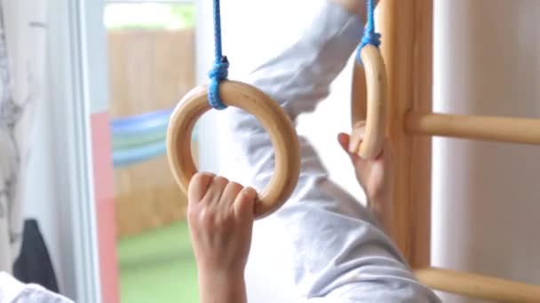 Mains tenir des anneaux de gymnastique sur le terrain de jeu à l'école — Video