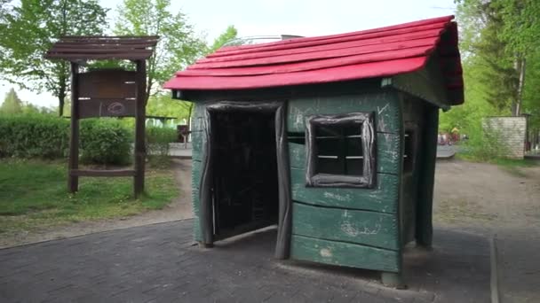 Leegstaand kinderhuis in de speeltuin — Stockvideo