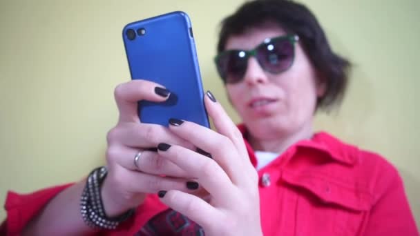 Девушка пишет сообщение своему другу на смартфоне — стоковое видео
