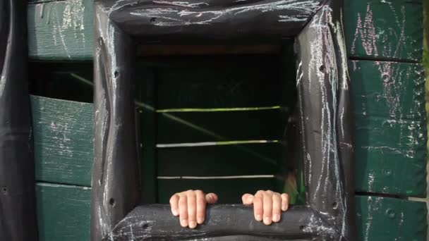 Manos de los niños yacen en una ventana de madera escondida — Vídeos de Stock