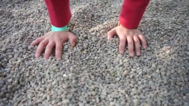 Okul çocuklarının elleri yerde duruyor, spor egzersizleri yapıyorlar.