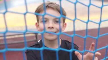 Ağ üzerinden atlayan genç