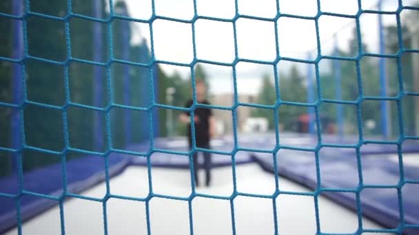 Φράχτη ενός αθλητικού γηπέδου, στο φόντο ενός παγόβουνου — Αρχείο Βίντεο