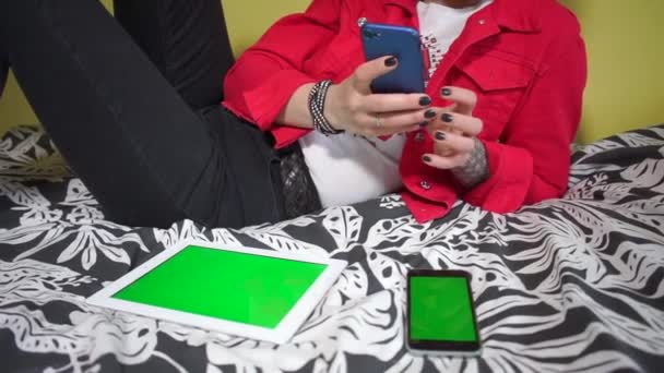Дівчина пише повідомлення з фотографією змії, смартфона і планшета — стокове відео