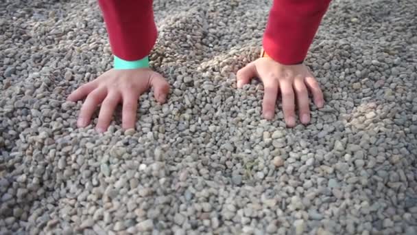 Colegiales manos están de pie en el suelo, haciendo ejercicio deportivo — Vídeos de Stock