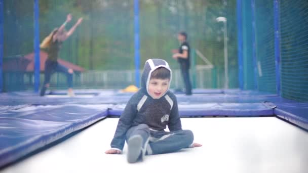 Enfant saute sur un trampoline dans un parc sportif — Video