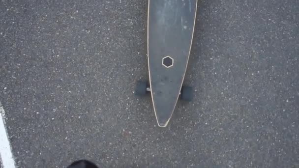 Menina chuta um skate na frente dela — Vídeo de Stock