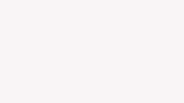 Bir mağazadaki bir çantaya yeşil boncuklar döküyor..