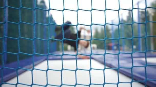 Sportovní zázemí, chlapec skákání na trampolíně, — Stock video