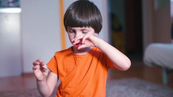 Ritratto di un ragazzo in abiti arancioni . — Video Stock