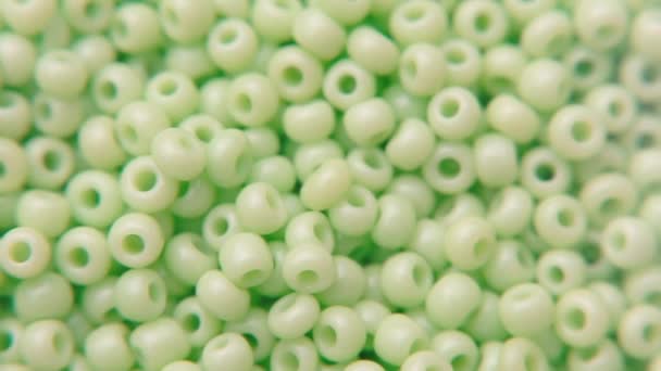 Fondo festivo de pequeñas perlas verdes . — Vídeo de stock