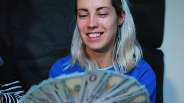 Dos chicas tienen el dinero en sus manos, sonriendo . — Vídeo de stock
