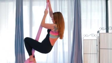 Dansçı, atkıyla dans ediyor..