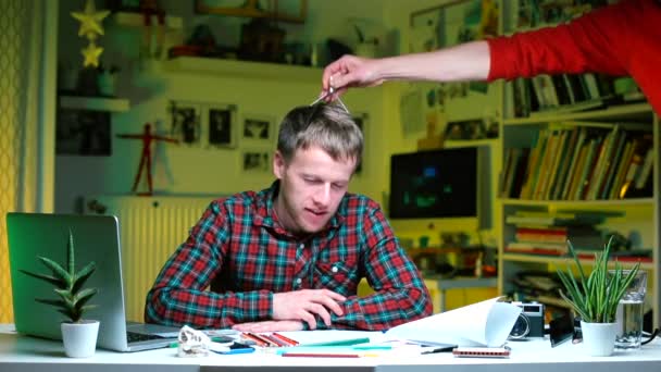 Massage de la tête à une employée de bureau à table le soir . — Video