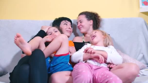 Çocuklu neşeli lezbiyenler ailesi. — Stok video