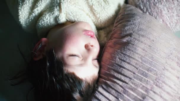 Το αγόρι κοιμάται το βράδυ στο σπίτι μπροστά στην τηλεόραση. — Αρχείο Βίντεο