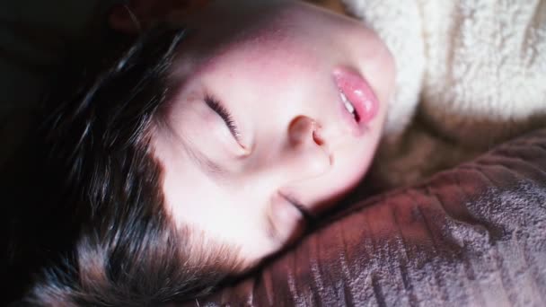 Портрет спящего ребенка . — стоковое видео