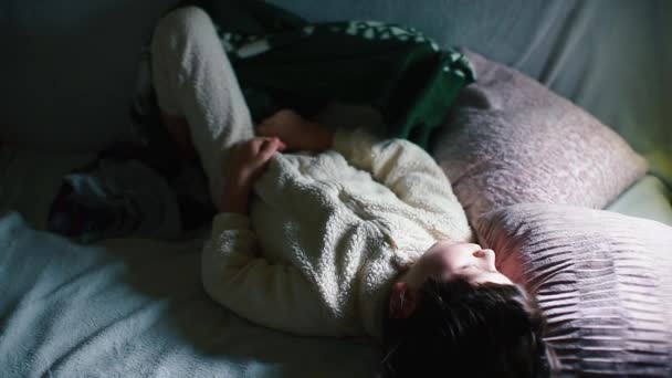 Ребенок спит в отеле во время путешествия — стоковое видео