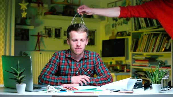 Employé de bureau à la table faisant un massage de la tête . — Video