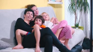 Anaokulunda çocuklar ve öğretmenler