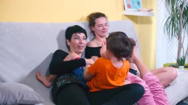 İki anne otel odasında oğulları ve kızlarıyla oturuyorlar..