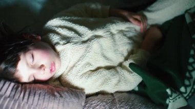 Bebek odadaki kanepede uyuyor..