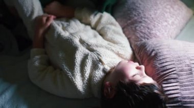 Geceleri odasında uyuyan bir çocuğun yakın çekimi..