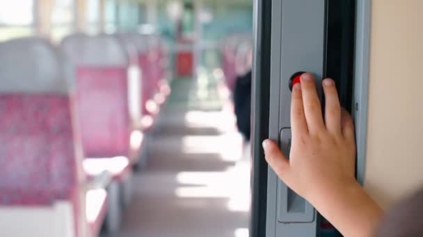 Gros plan d'un bouton de porte de train . — Video