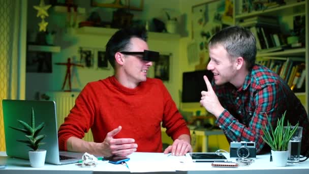 Två män pratar vid kontorsbordet. Killen gör fingerintervjuer.. — Stockvideo