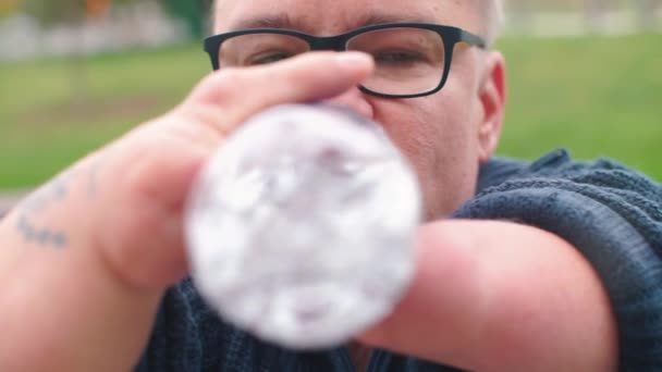 Primer plano de una persona con discapacidad bebe agua de una botella . — Vídeos de Stock
