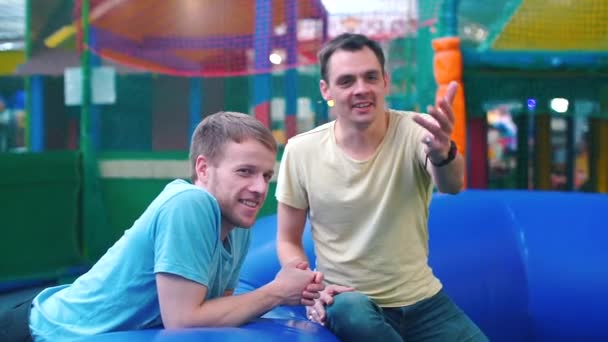 Dos chicos están discutiendo emocionalmente su juego de fútbol de los niños . — Vídeos de Stock