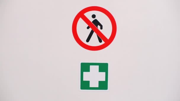 La señal no está permitida y la señal aquí es un botiquín de primeros auxilios . — Vídeos de Stock