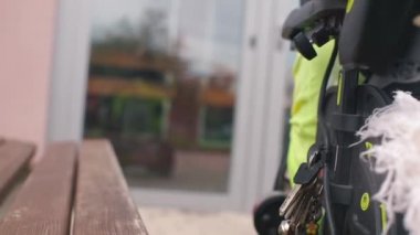 Bir kadın tekerlekli sandalyede ve sigara içiyor..