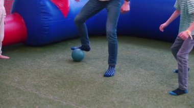 Babam çocuklarla oyun sahasında futbol oynuyor..